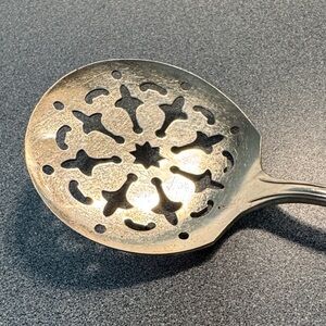 Laurel (Silverplate) 1934, Wm Rogers Mfg Co, slotted tomato server